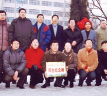       2004年12月路大三、四班畢業(yè)生十五周年同學(xué)聚會(huì)在母校栽下師生紀(jì)念 樹祝母校更加輝煌
