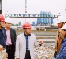       圖為學(xué)院畢業(yè)生韋世國副局長（左一）、學(xué)院畢業(yè)生九泰公司 總經(jīng)理關(guān)和平（中）在施工現(xiàn)場
